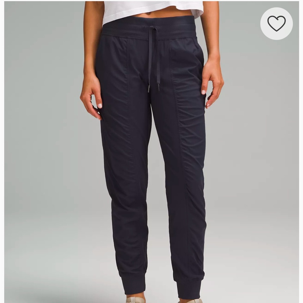 LULULEMON Dance Studio Mid-Rise Jogger
Full length size 6 black not worn